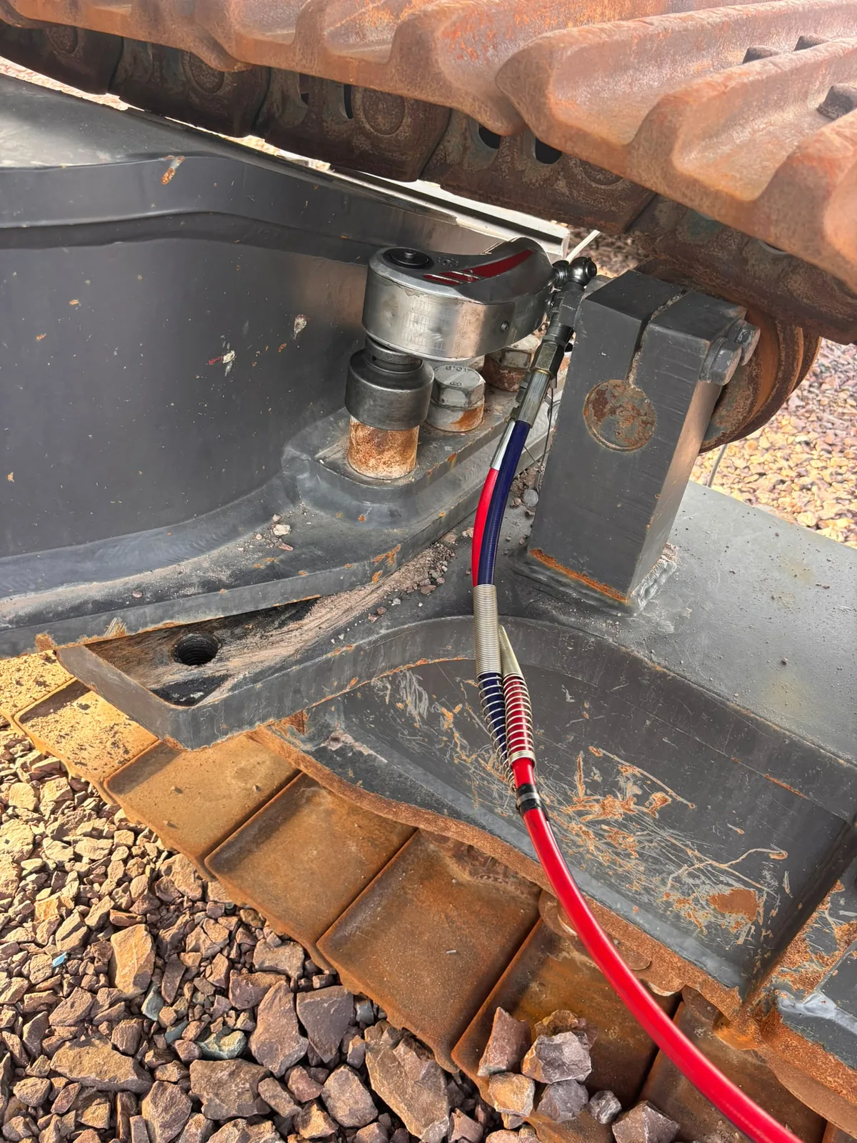 La clé dynamométrique hydraulique MT-HTW-4500 sur une vis M36 du châssis de chenilles de la Volvo EC550.