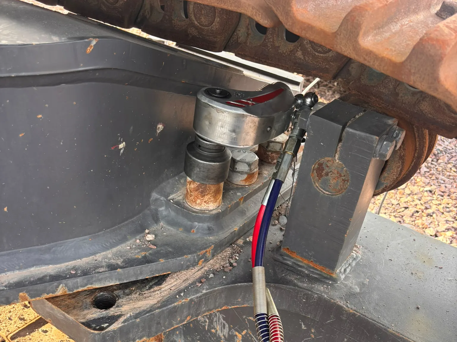 Demontage der Laufwerksrahmen eines Volvo EC550 mit dem hydraulischen Drehmomentschlüssel MT-HTW-4500