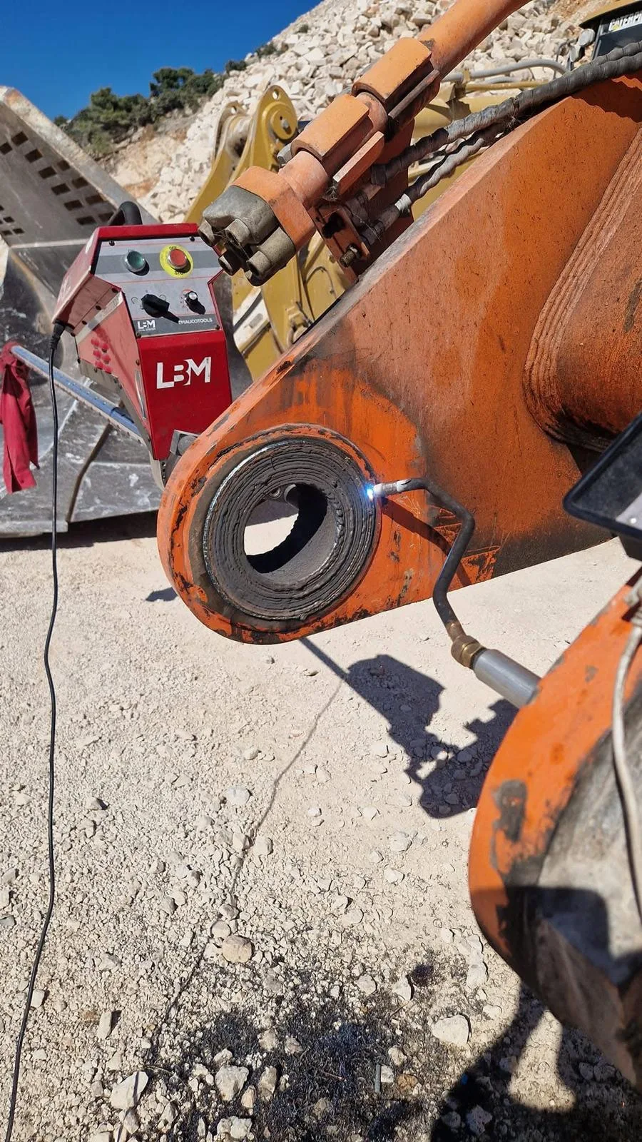 Barenatrice portatile LBM250 DUAL SYSTEM installata sul braccio di un escavatore per il ripristino on-site della sede del perno